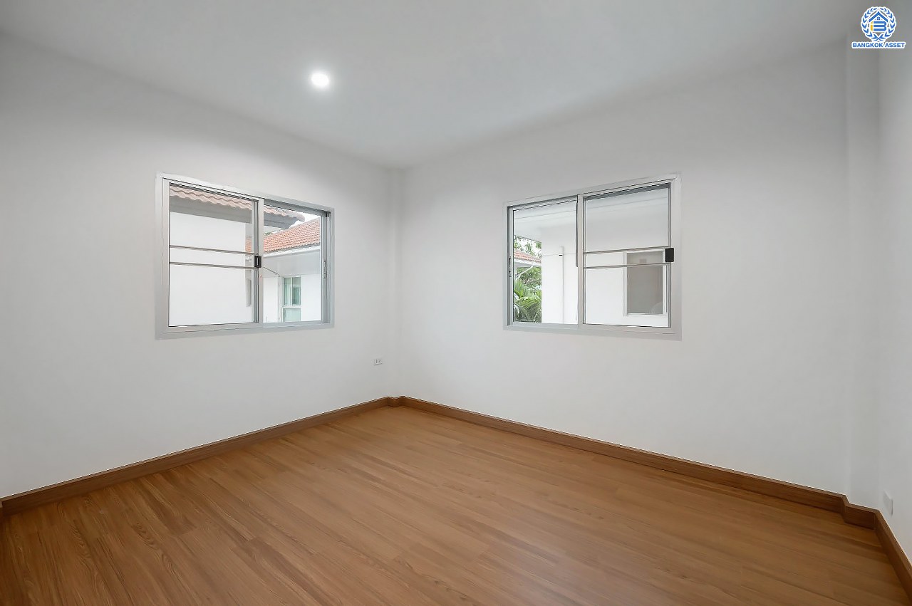 บ้านมือสองตกแต่งใหม่ โครงการ ไลฟ์ บางกอก บูเลอวาร์ด ปิ่นเกล้า-เพชรเกษม เนื้อที่กว้างกว่า 52.5 ตร.ว ฟังก์ชัน 3 ห้องนอน 3 ห้องน้ำ 2 ที่จอดรถ บนทำเลติดถนนพุทธมณฑลสาย4 ตอบโจทย์กับทุกครอบครัว ใกล้แหล่งช้อปปิ้ง "เซ็นทรัล ศาลายา" รถไฟฟ้าสายสีน้ำเงิน "สถานีหลักสอง" และจุดขึ้นทางด่วน "ศรีรัช"